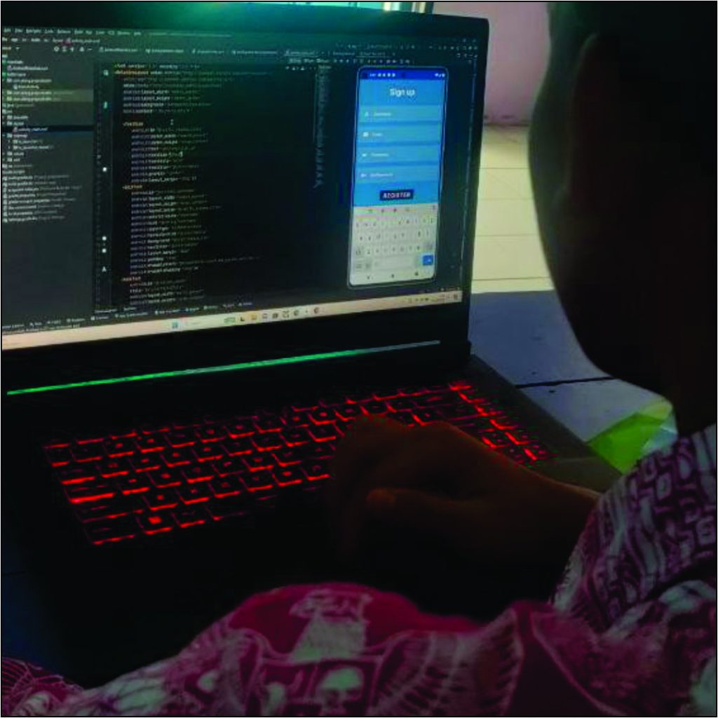 Siswa SMK MUTIPUGA sedang praktik pemrograman Android dan Web di Laboratorium Coding.