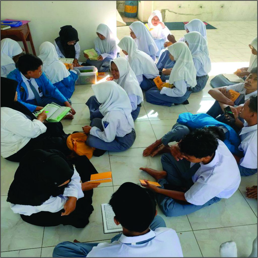 Siswa SMK MUTIPUGA sedang melaksanakan pembiasaan ngaji pagi dan tahfidz untuk bentengi karakter anak.